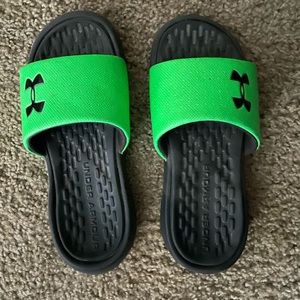 Kids Under Armour Slides - Sandals 💚 SIZE: 5 in BRAND NEW CONDITION